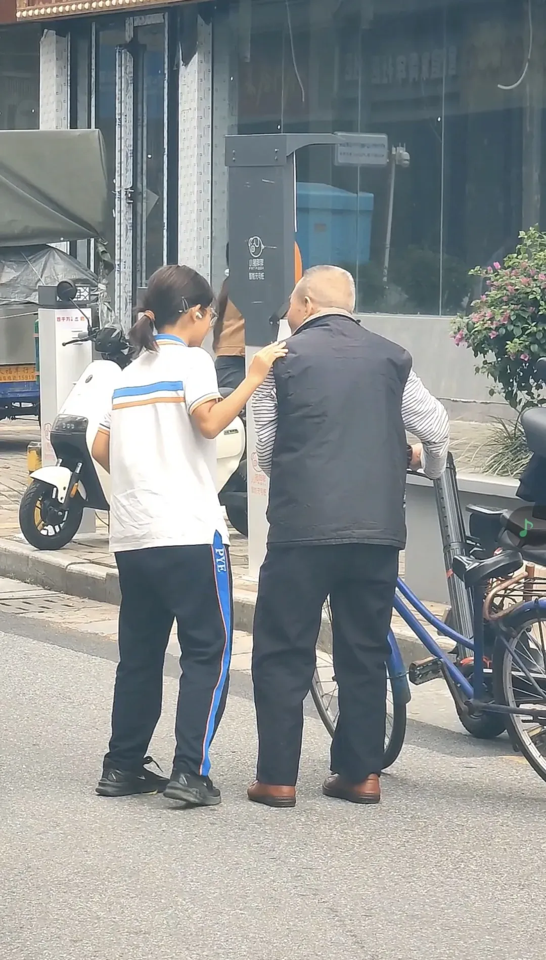 速速查 广州女学生扶起摔倒老人后默默离开，全网为她点赞